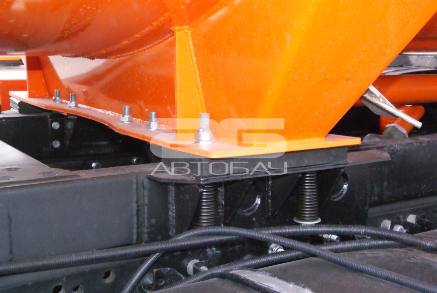 9. Крепление цистерны к шасси через пружинные кронштейны